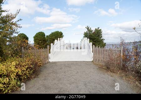 Weg zu einer weißen Bogenbrücke in der Mitte bei Tacoma, Washington Stockfoto