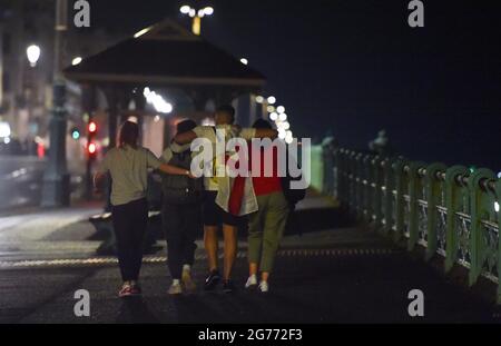 Brighton UK 11. Juli 2021 - England Fußballfans gehen nach Brighton, nachdem sie die Niederlage gegen Italien im FINALE DER EURO 2020 gesehen haben : Credit Simon Dack / Alamy Live News Stockfoto