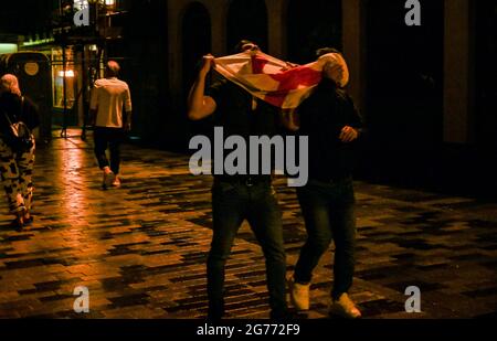 Brighton UK 11. Juli 2021 - England Fußballfans gehen nach Brighton, nachdem sie die Niederlage gegen Italien im FINALE DER EURO 2020 gesehen haben : Credit Simon Dack / Alamy Live News Stockfoto