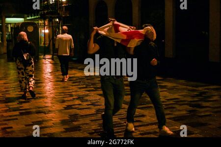 Brighton UK 11. Juli 2021 - England Fußballfans gehen nach Brighton, nachdem sie die Niederlage gegen Italien im FINALE DER EURO 2020 gesehen haben : Credit Simon Dack / Alamy Live News Stockfoto