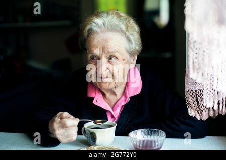 Portrait einer älteren Frau, Tee zu trinken. Stockfoto