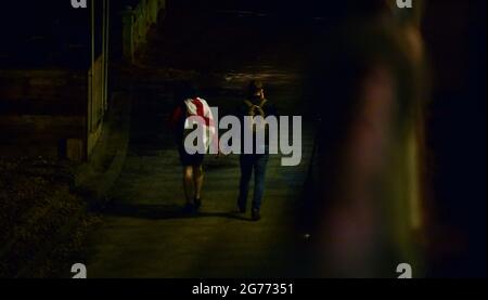 Brighton UK 11. Juli 2021 - England Fußballfans gehen nach Brighton, nachdem sie die Niederlage gegen Italien im FINALE DER EURO 2020 gesehen haben : Credit Simon Dack / Alamy Live News Stockfoto