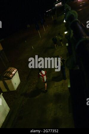 Brighton UK 11. Juli 2021 - England Fußballfans gehen nach Brighton, nachdem sie die Niederlage gegen Italien im FINALE DER EURO 2020 gesehen haben : Credit Simon Dack / Alamy Live News Stockfoto