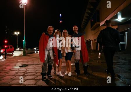 Brighton UK 11. Juli 2021 - England Fußballfans lächeln immer noch, als sie nach der Niederlage gegen Italien im EM 2020-Finale nach Hause fahren : Credit Simon Dack / Alamy Live News Stockfoto