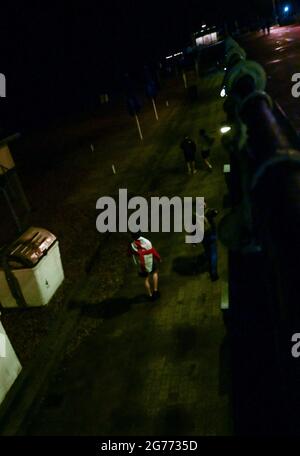 Brighton UK 11. Juli 2021 - England Fußballfans gehen nach Brighton, nachdem sie die Niederlage gegen Italien im FINALE DER EURO 2020 gesehen haben : Credit Simon Dack / Alamy Live News Stockfoto