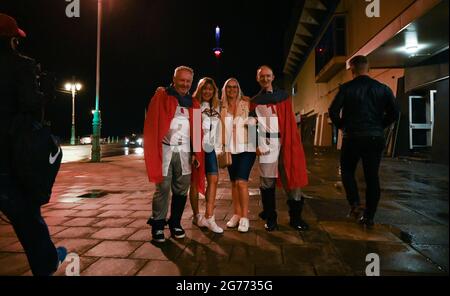 Brighton UK 11. Juli 2021 - England Fußballfans lächeln immer noch, als sie nach der Niederlage gegen Italien im EM 2020-Finale nach Hause fahren : Credit Simon Dack / Alamy Live News Stockfoto