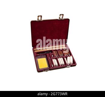 Ein Set zum Reinigen von Waffen in einem Holzgehäuse isoliert auf weißem Hintergrund. Waffenpflegewerkzeuge. Luxuriöses Geschenkset. Stockfoto