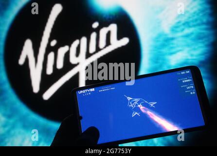 Ukraine. Juli 2021. In dieser Abbildung ist das Weltraumflugzeug Virgin Galactic VSS Unity auf einem Fragment eines Weltraumfluges Virgin Galactic Unity 22 zu sehen Livestream Youtube-Videos, das auf einem Smartphone mit dem Virgin Galactic-Logo im Hintergrund angezeigt wird. Der britische Milliardär Richard Branson stieg am 11. Juli an Bord seiner Virgin Galactic VSS Unity-Weltraumrakete über 50 Meilen (was nach Angaben der Vereinigten Staaten die Grenze des Weltraums markiert) auf und landet sicher, Berichten zufolge durch Medien. Kredit: Pavlo Gonchar/SOPA Images/ZUMA Wire/Alamy Live Nachrichten Stockfoto