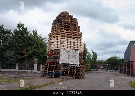 Belfast, Großbritannien. Juli 2021. Das Lagerfeuer von Tigers Bay wird später in der Adam Street angezündet. Auf dem Lagerfeuer steht ein Transparent, auf dem steht: „Loyalist Tigers Bay Bonfire“.zur Feier der Schlacht von Boyne werden Lagerfeuer in verschiedenen protestantischem Viertel in Belfast errichtet. Die Lagerfeuer werden in der Nacht vor den Paraden des 12. Juli, am 11. Juli, angezündet. (Foto von Natalia Campos/SOPA Images/Sipa USA) Quelle: SIPA USA/Alamy Live News Stockfoto