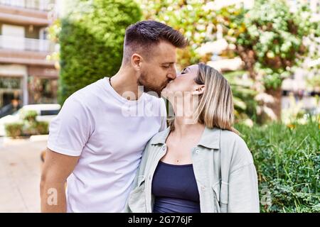 Junge kaukasische Paar von Freund und Freundin mit Spaß im Freien an einem un sonnigen Tag küssen in der Liebe Stockfoto