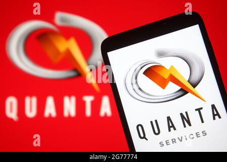 Ukraine. Juli 2021. In dieser Abbildung ist ein Logo von Quanta Services auf einem Smartphone und einem pc-Bildschirm zu sehen. (Foto von Pavlo Gonchar/SOPA Images/Sipa USA) Quelle: SIPA USA/Alamy Live News Stockfoto