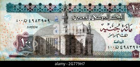 Die Vorderseite der Banknote 100 LE One Hundred Egyptian Pounds zeigt die Sultan Hassan Moschee, einen selektiven Schwerpunkt der ägyptischen Geldrechnung Stockfoto