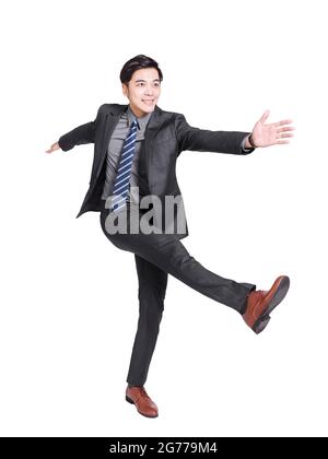 Junger Geschäftsmann, der selbstbewusst vorwärts geht. Stockfoto