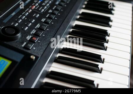 Nahaufnahme des Keyboard-Synthesizers. Tasten, Tasten und Knöpfe sowie das Display des Geräts. Stockfoto