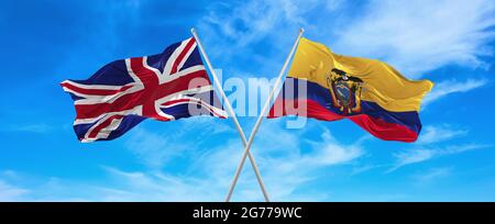 Flaggen von Großbritannien und Ecuador winken im Wind auf Fahnenmasten gegen den Himmel mit Wolken am sonnigen Tag. Symbolisieren Beziehung, Dialog zwischen zwei Stockfoto