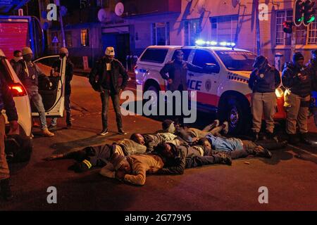 Johannesburg, Südafrika. Juli 2021. Polizisten verhaften Demonstranten am 11. Juli 2021 in Johannesburg, Südafrika. Die südafrikanische Polizei sagte am Sonntag, dass sie 62 Menschen in KwaZulu-Natal und der Provinz Gauteng verhaftet habe, als Menschen gegen die Inhaftierung des ehemaligen Präsidenten Jacob Zuma protestierten. Quelle: Yeshiel/Xinhua/Alamy Live News Stockfoto