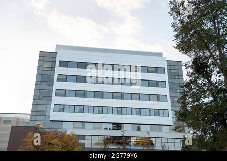 Blick auf ein Glasgebäude in Tacoma, Wasington Stockfoto