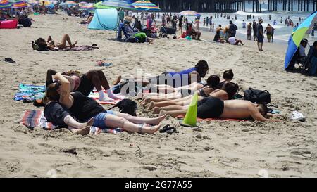 Los Angeles, USA. Juli 2021. Die Menschen genießen sich am 11. Juli 2021 am Strand von Santa Monica in Los Angeles, Kalifornien, USA. Eine Hitzewelle traf kürzlich Teile der westlichen Vereinigten Staaten. Quelle: Zeng Hui/Xinhua/Alamy Live News Stockfoto