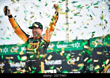 Hampton, GA, USA. Juli 2021. Der Fahrer der NASCar Cup Series, Kurt Busch, feiert auf der Siegerstraße den Sieg im Quaker State 400, präsentiert von Walmart, auf dem Atlanta Motor Speedway in Hampton, GA. Austin McAfee/CSM/Alamy Live News Stockfoto