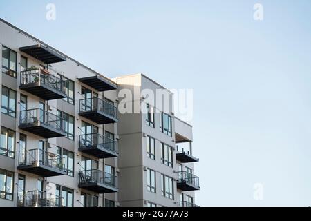 Modernes Wohngebäude mit Balkonen im Tacoma in Washington Stockfoto