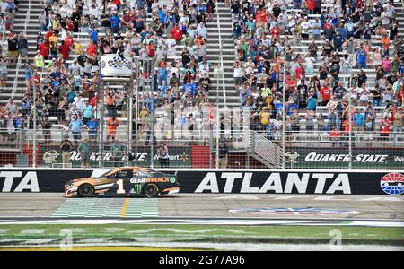 Hampton, GA, USA. Juli 2021. Kurt Busch, der Fahrer der NASCar Cup Series, fährt mit dem GEARWRENCH Chevrolet über die Ziellinie und gewinnt den Quaker State 400, den Walmart auf dem Atlanta Motor Speedway in Hampton, GA, vorstellte. Austin McAfee/CSM/Alamy Live News Stockfoto