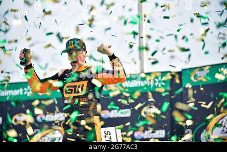 Hampton, GA, USA. Juli 2021. Der Fahrer der NASCar Cup Series, Kurt Busch, feiert auf der Siegerstraße den Sieg im Quaker State 400, präsentiert von Walmart, auf dem Atlanta Motor Speedway in Hampton, GA. Austin McAfee/CSM/Alamy Live News Stockfoto