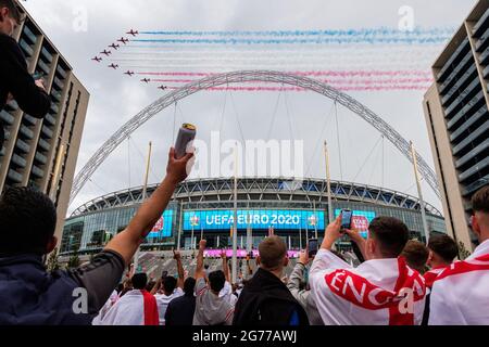 London, Großbritannien. Juli 2021. Rote Pfeile fliegen über das Wembley-Stadion vor dem Spiel Italien gegen England beim EM 2020-Finale. Quelle: Joao Daniel Pereira Quelle: João Daniel Pereira/Alamy Live News Stockfoto