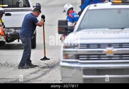 Hampton, GA, USA. Juli 2021. Während einer roten Flagge im Quaker State 400, die Walmart auf dem Atlanta Motor Speedway in Hampton, GA, präsentierte, arbeiten die Mitarbeiter der Gleiswartung sofort daran, ein Loch an der Front zu befestigen. Austin McAfee/CSM/Alamy Live News Stockfoto