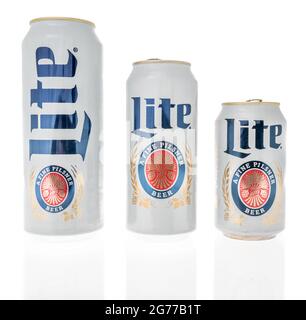 Winneconne, WI -11 Juli 2021: Eine Sammlung von Miller Lite Bierdosen in verschiedenen Größen auf einem isolierten Hintergrund Stockfoto