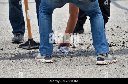 Hampton, GA, USA. Juli 2021. Während einer roten Flagge im Quaker State 400, die Walmart auf dem Atlanta Motor Speedway in Hampton, GA, präsentierte, arbeiten die Mitarbeiter der Gleiswartung sofort daran, ein Loch in der Rennstrecke an der Front zu befestigen. Austin McAfee/CSM/Alamy Live News Stockfoto