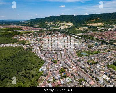 Luftdrohnenaufnahme von eingezäunten Gemeinden außerhalb von Guayaquil City, Ecuador und der Hauptautobahn zur Via a la Costa. Aufgenommen aus über Häusern und Häusern. Stockfoto