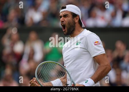 London, Großbritannien. Juli 2021. Matteo Berrettini aus Italien reagiert am 11. Juli 2021 beim Finale der Männer zwischen Novak Djokovic aus Serbien und Matteo Berrettini aus Italien bei der Wimbledon Tennis Championship in London, Großbritannien. Quelle: Tim Ireland/Xinhua/Alamy Live News Stockfoto