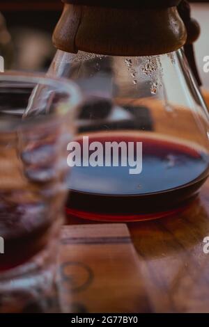 Reine Extraktion von Kaffee durch Tropfverfahren Stockfoto