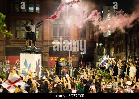 Manchester, Großbritannien. Juli 2021. Unabhängig davon, dass sie beim Finale der Euro2020 gegen Italien verloren haben, feiern England-Fans nach dem Spiel auf dem Stevenson Square. Kredit: Andy Barton/Alamy Live Nachrichten Stockfoto