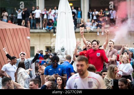 Manchester, Großbritannien. Juli 2021. Die englischen Fußballfans feiern den Torreigen im Eröffnungsprotokoll des EM 2020-Finales, in dem England Italien spielt. ÊAndy Barton/Alamy Live News Credit: Andy Barton/Alamy Live News Stockfoto