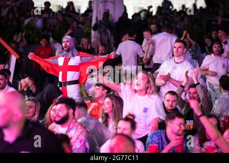 Manchester, Großbritannien. Juli 2021. In Spinningfields versammeln sich Menschen, um das Spiel von jedem Ort aus zu sehen, an dem ein Bildschirm zu sehen ist. Kredit: Andy Barton/Alamy Live Nachrichten Stockfoto