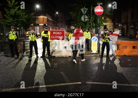 Manchester, Großbritannien. Juli 2021. England-Fans verlassen den Stevenson Square im Northern Quarter, nachdem sie im Finale der Euro2020 von Italien geschlagen wurden. ÊAndy Barton/Alamy Live News Credit: Andy Barton/Alamy Live News Stockfoto