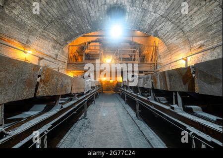 Bandförderanlage in einem unterirdischen Tunnel. Transport von Erz an die Oberfläche Stockfoto