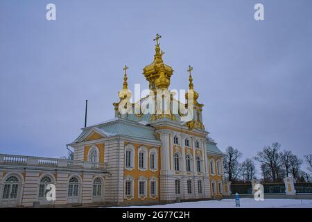 Der Peterhof Palast (Petrodvorets) mit Schnee, Baum und Gasse. State Museum. Schloss und Park bezogen sich auf das russische Versailles, St. Petersburg, Russland. Feb Stockfoto