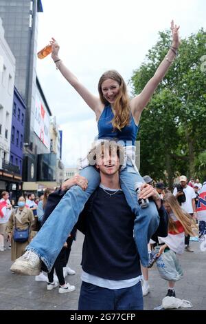 Zwei englische Fußballfans feiern im Vorfeld des EM 2020-Finales gegen Italien, als sich Tausende im Zentrum Londons versammelten. Stockfoto