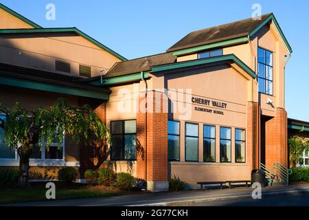Duvall, WA, USA - 11. Juli 2021; Cherry Valley Elementary School Building in Duvall. Das Hotel liegt im Riverview School District im Bundesstaat Washington Stockfoto