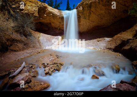 Moosiger Höhlenwasserfall Stockfoto
