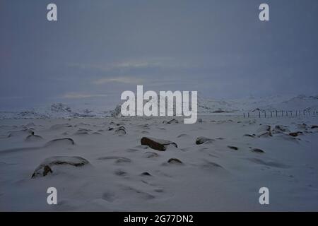 Schnee- und Eisflecken im Dorf Teriberka, Murmansk, Russland. Mär. 2017 Friedhof des Fischerschiffs in der Barentssea. Das polare Klima der Arkti Stockfoto