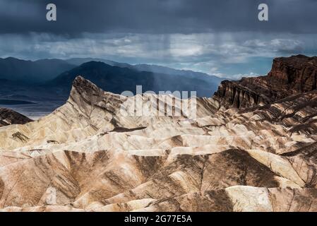 Zabriskie Point unter einem regnerischen Tag im Death Valley Stockfoto