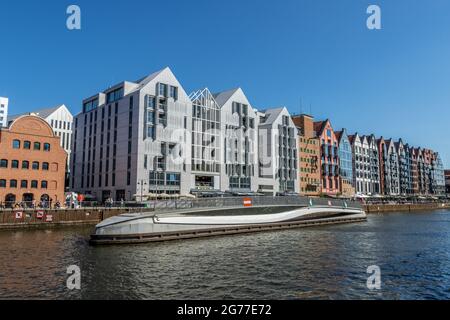 DANZIG, POLEN - 13. Juni 2021: Danzig, Polen - 13 2021. Juni „das neue Gebäude in der Altstadt von Danzig“ Stockfoto