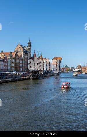 DANZIG, POLEN – 13. Juni 2021: Danzig, Polen – 13 2021. Juni „der Motlawa-Flussdamm in Danzig“ Stockfoto