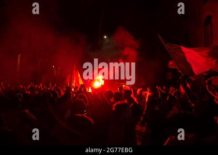 Rom, Italien. Juli 2021. Italienische Fans feiern den Sieg der italienischen Fußballnationalmannschaft (Foto: Matteo Nardone/Pacific Press) Quelle: Pacific Press Media Production Corp./Alamy Live News Stockfoto