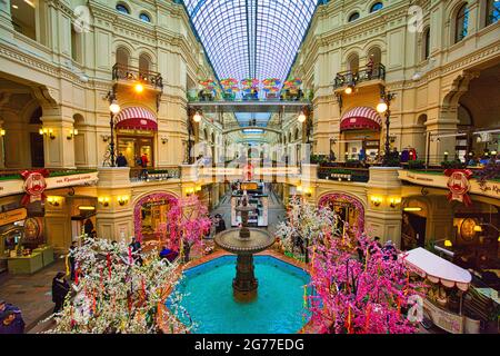 Blick auf die Galerien die Etagen des State Department Stores. Das GUMMI ist das große Geschäft gegenüber dem Roten Platz. Moskauer Handelszentrum. März 2017. Stockfoto