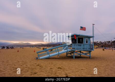 Aussichtsturm am Strand von Santa Monica Stockfoto