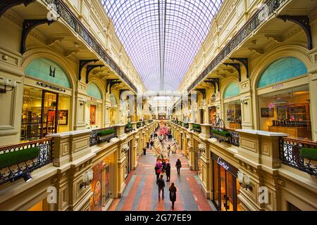 Blick auf die Galerien die Etagen des State Department Stores. Das GUMMI ist das große Geschäft gegenüber dem Roten Platz. Moskauer Handelszentrum. März 2017. Stockfoto